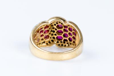 Bague rubis diamant en or jaune 18 carats ornée de 48 diamants et 28 rubis 2