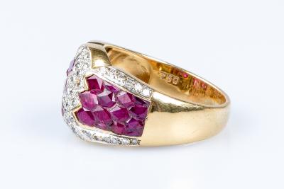 Bague rubis diamant en or jaune 18 carats ornée de 48 diamants et 28 rubis 2
