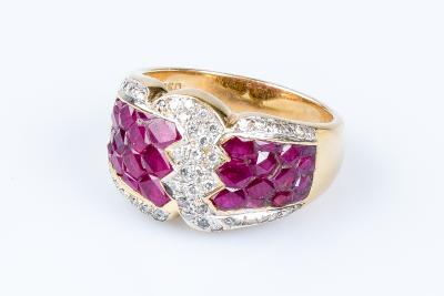Bague rubis diamant en or jaune 18 carats ornée de 48 diamants et 28 rubis 2