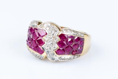 Bague rubis diamant en or jaune 18 carats ornée de 48 diamants et 28 rubis 2