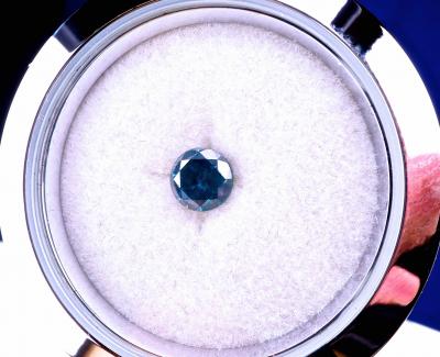 Collection particulière. Exceptionnel Diamant rond bleu « fancy deep blue » naturel de 0,25 carats certifié.