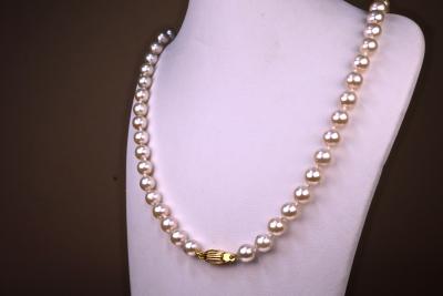 Collier de perles  AKOYA du Japon de 5.5 à 6 mm; Fermoir en or jaune 18KT.  45 cm de long. 2