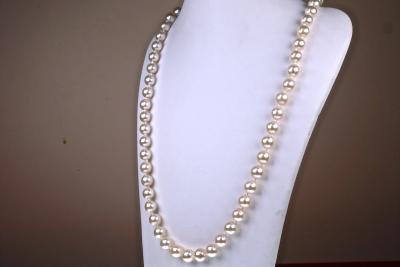 Collier de perles  AKOYA du Japon de 5.5 à 6 mm; Fermoir en or jaune 18KT.  45 cm de long. 2
