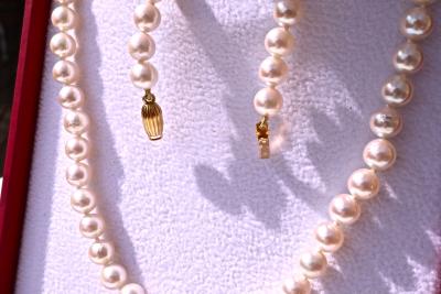 Collier de perles  AKOYA du Japon de 5.5 à 6 mm; Fermoir en or jaune 18KT.  45 cm de long. 2