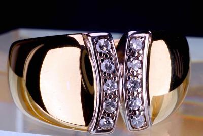 Bague jonc d’un designer en or jaune et blanc 18 carats. 2 lignes en X de 1cm serties de 10 diamants naturels pour 0,15ct. 2
