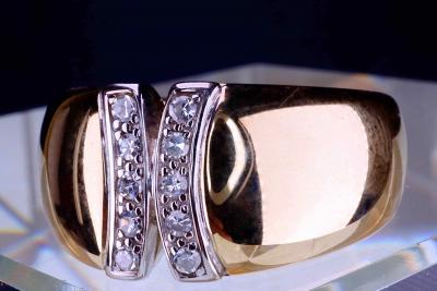Bague jonc d’un designer en or jaune et blanc 18 carats. 2 lignes en X de 1cm serties de 10 diamants naturels pour 0,15ct. 2