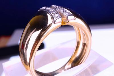 Bague jonc d’un designer en or jaune et blanc 18 carats. 2 lignes en X de 1cm serties de 10 diamants naturels pour 0,15ct. 2