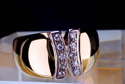 Bague jonc d’un designer en or jaune et blanc 18 carats. 2 lignes en X de 1cm serties de 10 diamants naturels pour 0,15ct. 2