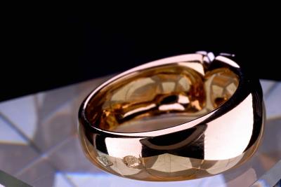 Bague jonc d’un designer en or jaune et blanc 18 carats. 2 lignes en X de 1cm serties de 10 diamants naturels pour 0,15ct. 2