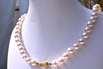 Collier de perles  AKOYA du Japon de 5.5 à 6 mm; Fermoir en or jaune 18KT.  45 cm de long. 2