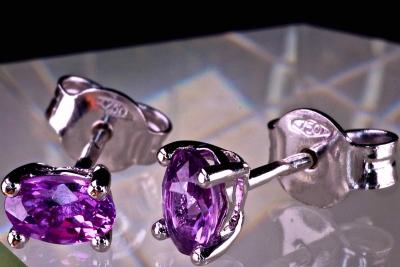 Boucles d’oreilles en or blanc 18 kt. 2 Tanzanites naturelles de 0,33 carat chacune certifiées. 2