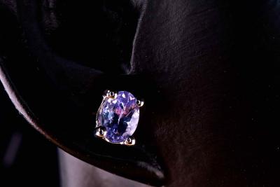 Boucles d’oreilles en or blanc 18 kt. 2 Tanzanites naturelles de 0,33 carat chacune certifiées. 2