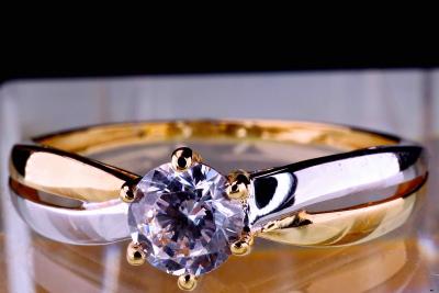 Bague/Alliance moderne en or blanc et or jaune 18 kt  Pièce unique. 1 diamant naturel central  de 0,17 carat. 2