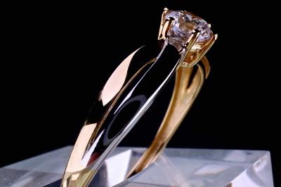 Bague/Alliance moderne en or blanc et or jaune 18 kt  Pièce unique. 1 diamant naturel central  de 0,17 carat. 2