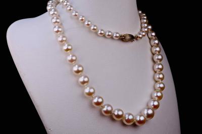 Collier de perle de culture AKOYA des mers du Japon en chute de 4 à 7,5 mm. Fermoir en or jaune 18kt. 2