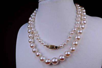 Collier de perle de culture AKOYA des mers du Japon en chute de 4 à 7,5 mm. Fermoir en or jaune 18kt. 2