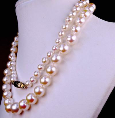 Collier de perle de culture AKOYA des mers du Japon en chute de 4 à 7,5 mm. Fermoir en or jaune 18kt. 2