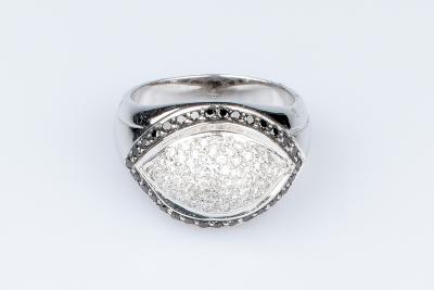 Bague diamant en or blanc 18 carats ornée de 90 diamants 2
