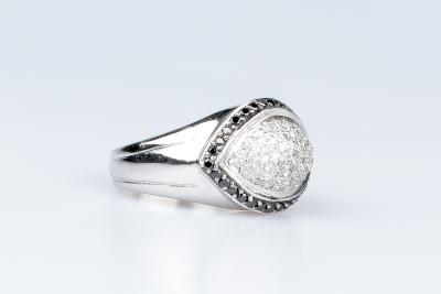 Bague diamant en or blanc 18 carats ornée de 90 diamants 2