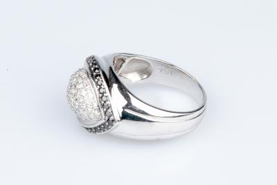 Bague diamant en or blanc 18 carats ornée de 90 diamants 2