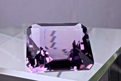 Collection privée. Améthyste du Brésil violet rose,de 6,67 carats certifiée, 2