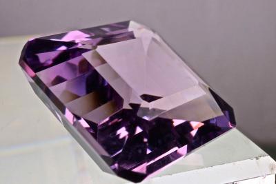 Collection privée. Améthyste du Brésil violet rose,de 6,67 carats certifiée, 2