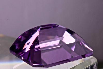 Collection privée. Améthyste du Brésil violet rose,de 6,67 carats certifiée, 2