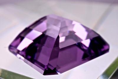 Collection privée. Améthyste du Brésil violet rose,de 6,67 carats certifiée, 2