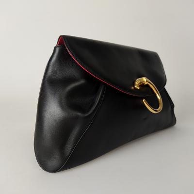Maxi Pochette Panthère Handtasche aus schwarzem Leder mit rotem Innenfutter. 2