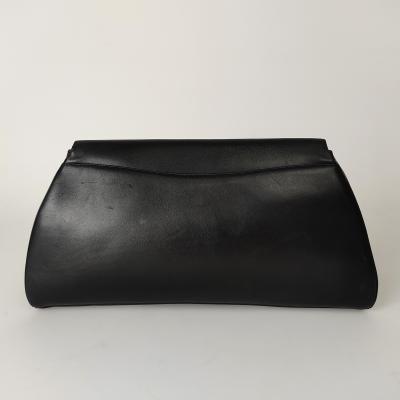 Maxi Pochette Panthère Handtasche aus schwarzem Leder mit rotem Innenfutter. 2
