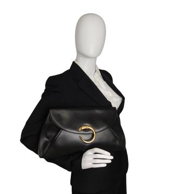 Maxi Pochette Panthère Handtasche aus schwarzem Leder mit rotem Innenfutter. 2