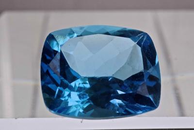 Exceptionnelle et rare Topaze royale blue AAA de 5.27 carats certifiée IGI, 2