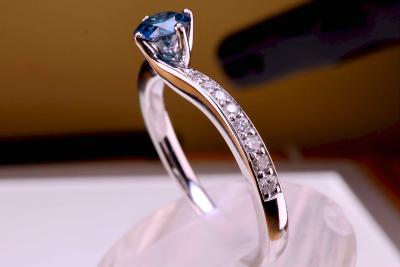 Diamant naturel intense bleu 