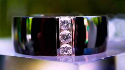 Bague/Alliance contemporaine en céramique noire et une ligne de 3 diamants naturels  de 0,15 carat, entourage en or blanc 18Kt . 2