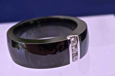 Bague/Alliance contemporaine en céramique noire et une ligne de 3 diamants naturels  de 0,15 carat, entourage en or blanc 18Kt . 2
