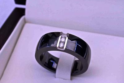 Bague/Alliance contemporaine en céramique noire et une ligne de 3 diamants naturels  de 0,15 carat, entourage en or blanc 18Kt . 2