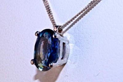 Rare Saphir Kanchanaburi naturel, sur pendentif en or blanc, chaine en argent 2