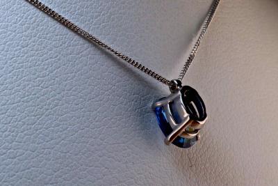 Rare Saphir Kanchanaburi naturel, sur pendentif en or blanc, chaine en argent 2