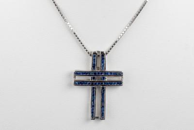 Collier et pendentif Croix saphir en or blanc 18 carats 2