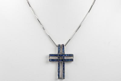 Collier et pendentif Croix saphir en or blanc 18 carats 2
