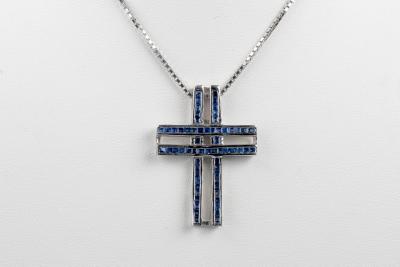 Collier et pendentif Croix saphir en or blanc 18 carats 2