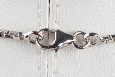 Collier et pendentif Croix saphir en or blanc 18 carats 2