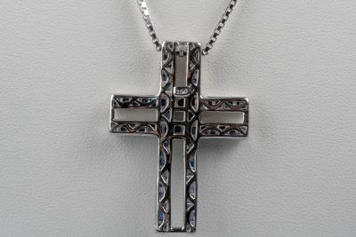 Collier et pendentif Croix saphir en or blanc 18 carats 2