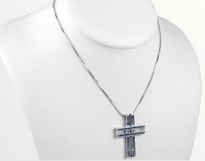 Collier et pendentif Croix saphir en or blanc 18 carats 2