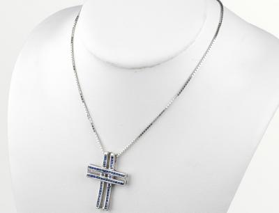 Collier et pendentif Croix saphir en or blanc 18 carats 2