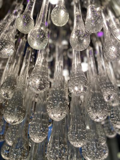 Grand lustre gouttes d’eau en verre de Murano et leds de couleur 2
