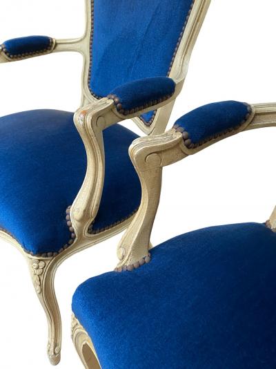 2 Fauteuils style Louis XV en velours bleu 2