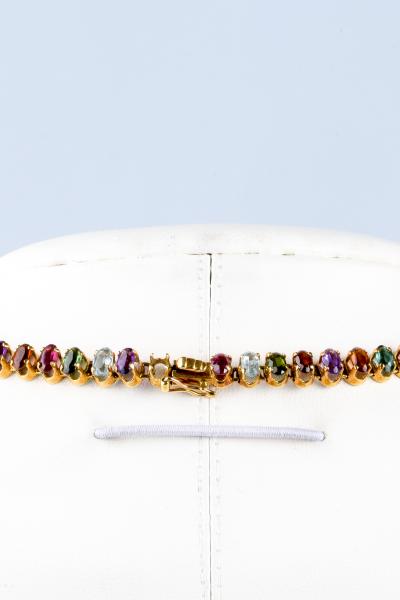 Parure en or jaune 18 carats composée d’un collier, d’une bague et d’un bracelet ornés de pierres semi-précieuses à décor 