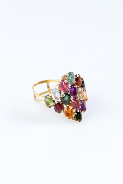 Parure en or jaune 18 carats composée d’un collier, d’une bague et d’un bracelet ornés de pierres semi-précieuses à décor 