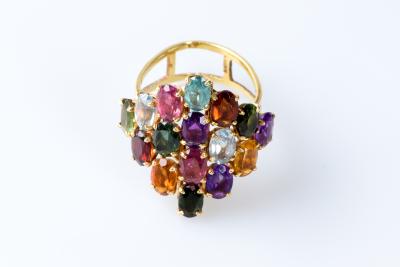 Parure en or jaune 18 carats composée d’un collier, d’une bague et d’un bracelet ornés de pierres semi-précieuses à décor 